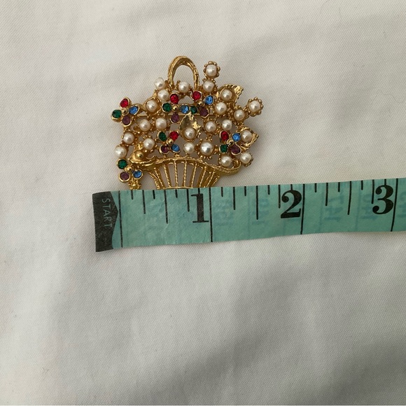 Elegant Gold Floral Brooch with Pearls and Gem Accents - Picture 2 of 4